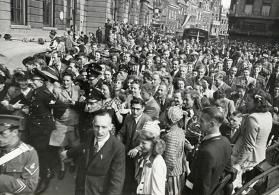 97629 Afbeelding van de toegetroomde menigte op de Stadhuisbrug te Utrecht tijdens de intocht van de militairen van het ...